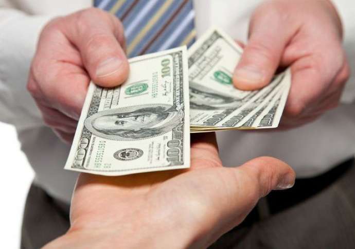 Dolların məzənnəsində nə baş verir?