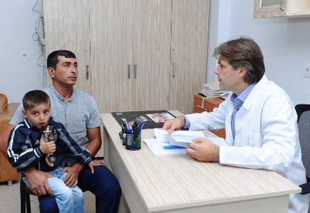 Heydər Əliyev Fondunun dəstəyi ilə eşitmə qüsurlu şəxslər üzərində əməliyyatlar aparılır – FOTO 