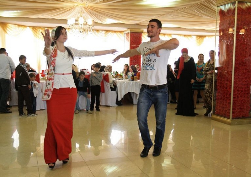 Çeçenistanda toyda atəş açmaq, içmək qadağan edildi  