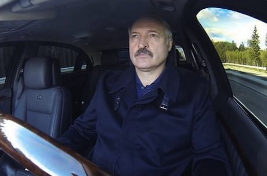 Lukaşenko yol hərəkəti qaydalarını pozdu: Prezident cərimə oluna bilər - FOTO