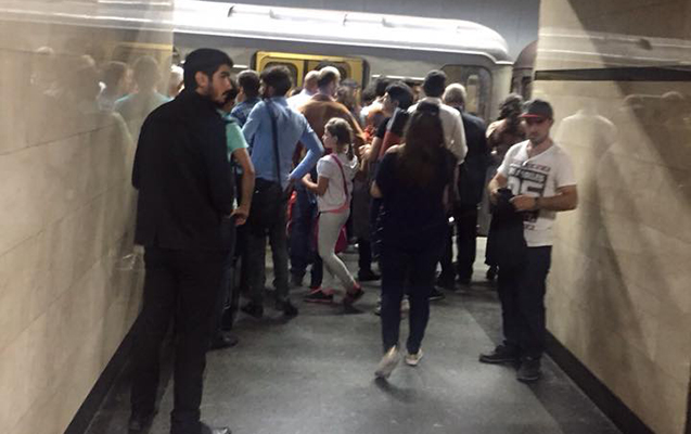 Metroda qatar dayandı- Sərnişinlər panikaya düşdü