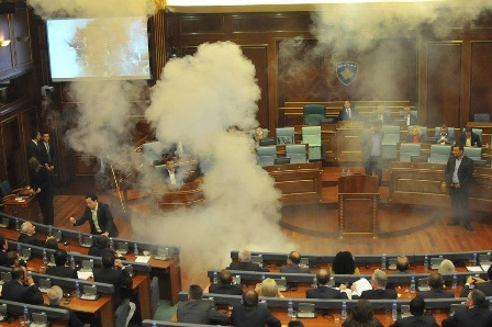 Deputat parlamentdə qumbara partlatdı - FOTO