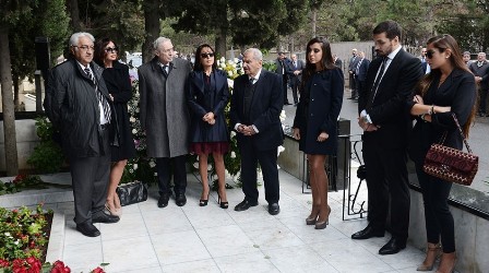 Mehriban Əliyeva və ailə üzvləri İkinci Fəxri xiyabanı ziyarət etdi
