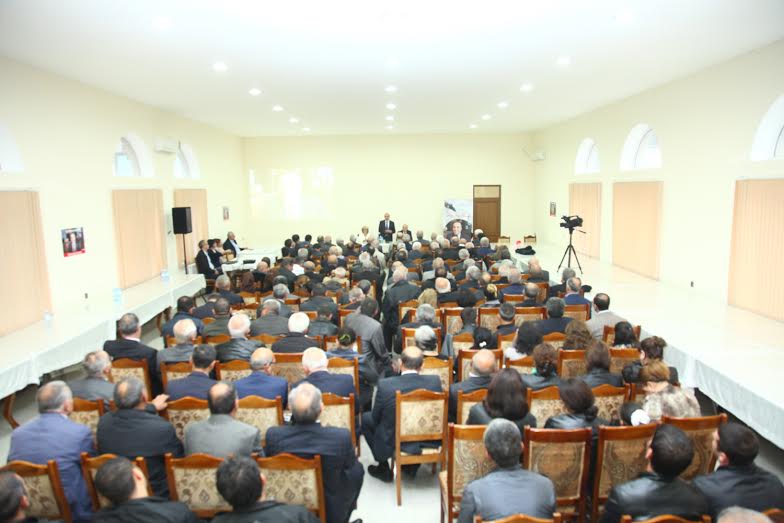 Azay Quliyev rayon ağsaqqallarının xeyir-duasını aldı