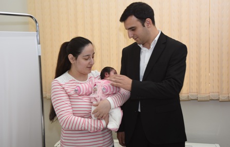 Azərbaycanda körpə ana bətnində əməliyyat olunub 