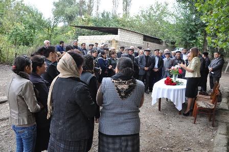 Qənirə Paşayeva ön cəbhə kəndlərinə getdi - FOTOLAR