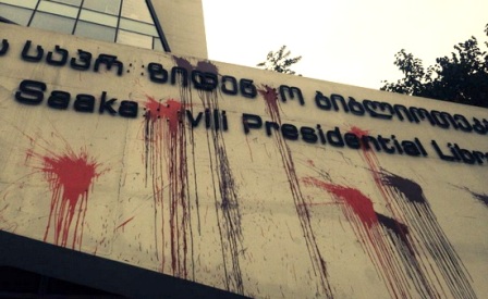 “Saakaşvili” qırmızı boyaya boyandı - FOTO