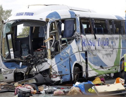 Yük maşını avtobusla toqquşdu: 42 ölü