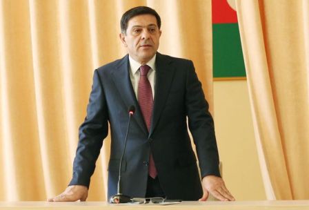 Xaləddin İsgəndərov həmkəndlilərinə peyin iylədir - FOTOLAR