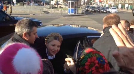Timoşenko Yanukoviçin avtoparkından oğurlanan “Mercedes”də gəzib - VİDEO
