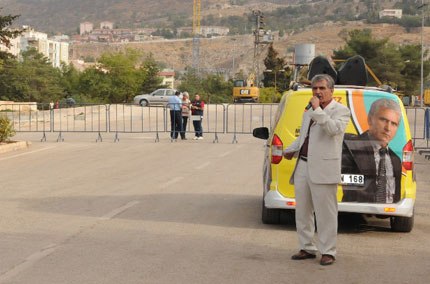 Boş meydanda mitinq etdi, 3 partiyanı geridə qoydu