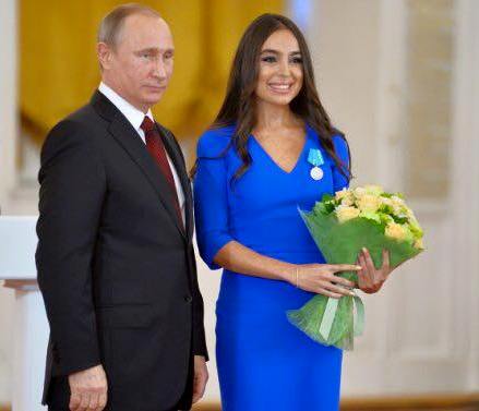 Putin Leyla Əliyevaya  medal verdi