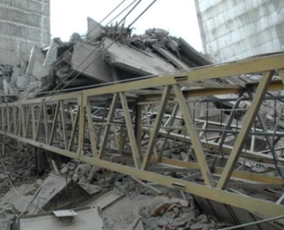   Fabrik binası çökdü  