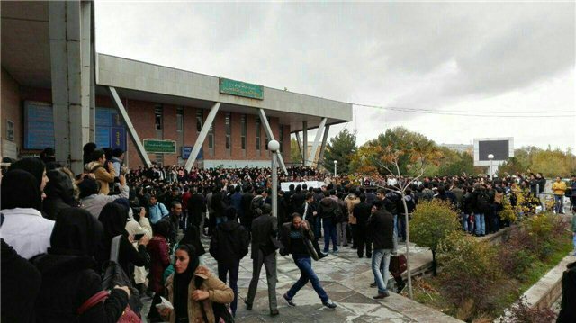 Təbriz tələbələri yenidən etirazlara başlayıblar - FOTO