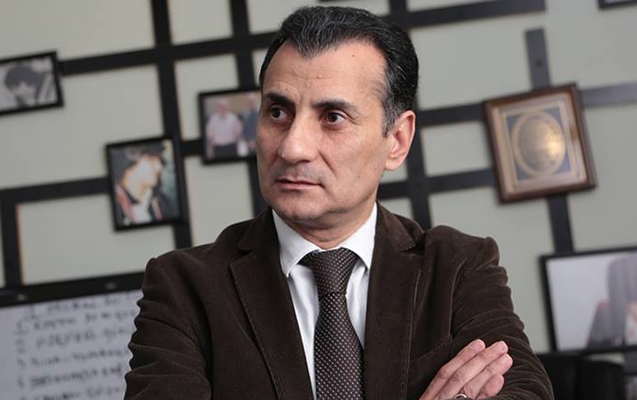 Ona söyən də baxır, sevən də baxır...