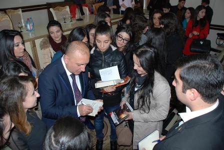 Yazıçı Varis Gəncədə imza mərasimi keçirdi