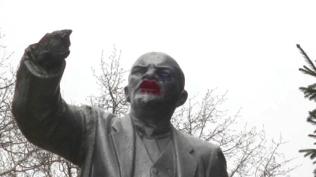  Leninin dodaqlarını boyadılar 
