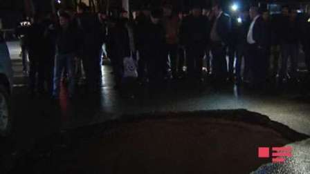  Paytaxtda yol çöküb  - Bir maşın və bir piyada yarğana düşüb 