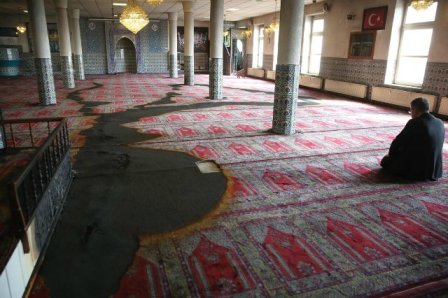 Fransada məscidlər bağlana bilər 