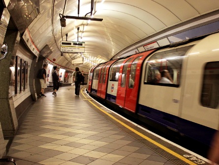 Londonda müsəlmanı metro qatarının altına atdılar