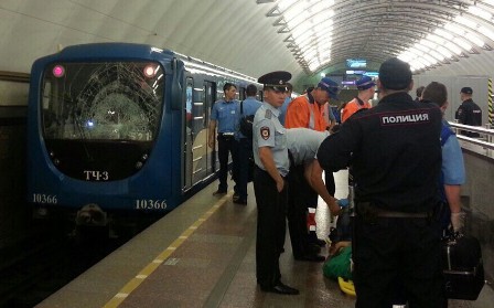 Özünü metro qatarının damına atan qadın öldü