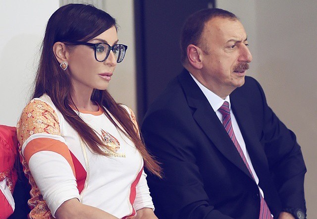 Prezident və birinci xanım beynəlxalq tədbirin açılışında... 