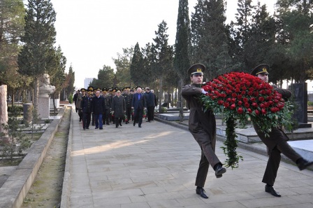 Kəmaləddin Heydərov həlak olan polislərin məzarlarını ziyarət etdi – FOTO 