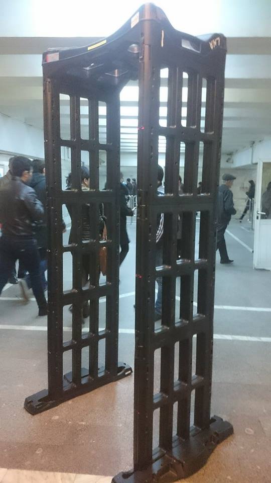 Metro stansiyalarında xüsusi yoxlama keçidləri quruldu - FOTOLAR
