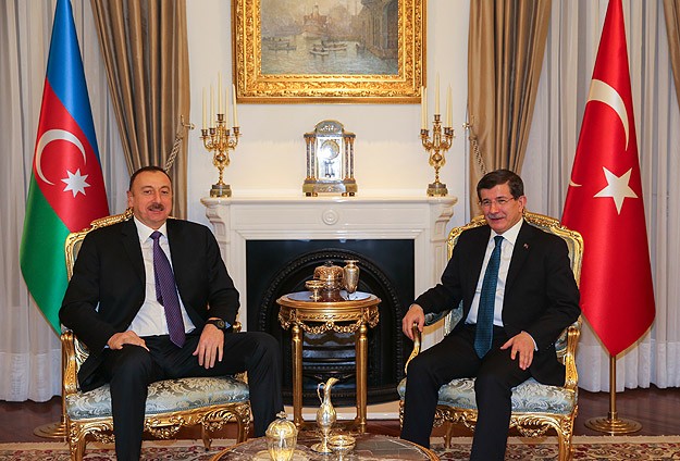 İlham Əliyev Əhməd Davudoğlu ilə görüşür
