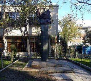 Rəsulzadənin büstü ətrafında təmizlik işləri başlandı - FOTOLAR