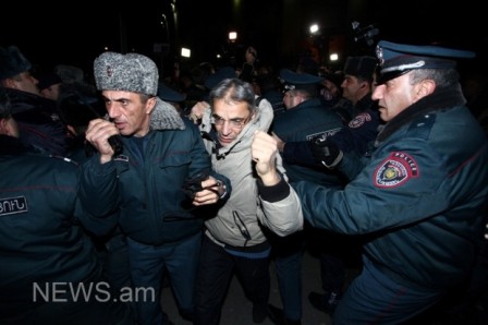  Yerevanda mitinq edənlər polislə toqquşdu  - FOTOLAR  