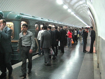 Metroda qatarın gecikməsinin səbəbi sərnişinlərə niyə deyilmir - AÇIQLAMA  