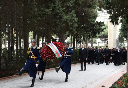 Prezident Heydər Əliyevin məzarını ziyarət edib