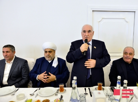 Heydər məscidində ehsan verilib - FOTO
