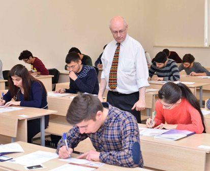 Bakı Ali Neft Məktəbində semestr imtahanlarını britaniyalı müəllimlər keçirir 