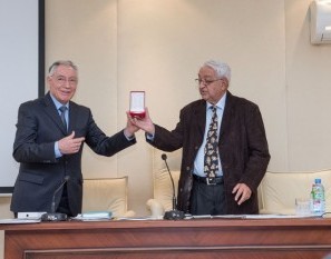 Akademik Arif Paşayev  mükafatlandırıldı