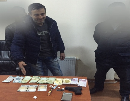 Bakıda tapançanı narkotikə dəyişmək istəyənlər tutuldu