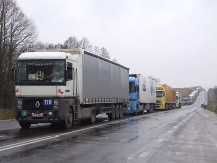  Qazaxıstana yük aparan TIR-lar ləngimə ilə üzləşib 
