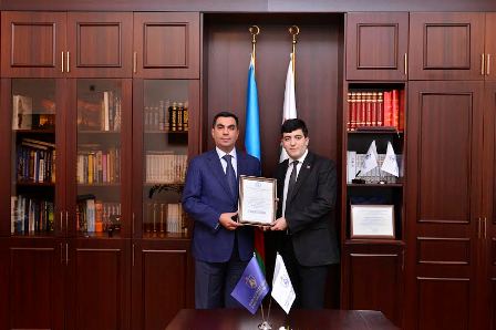Elmar Qasımova ilin “Ən yaxşı rektor”u diplomu verildi