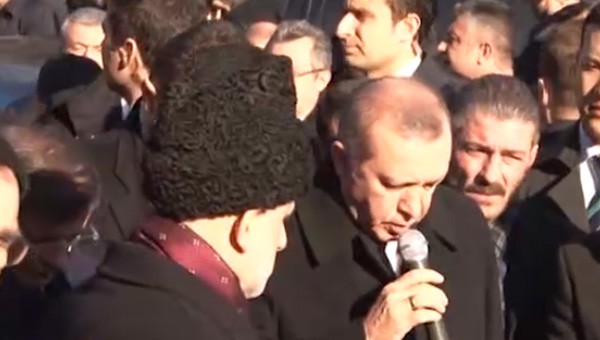 Ərdoğan jurnalistin məzarı başında Quran oxudu