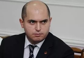 Ermənistanda nazirin ayağı sınıb