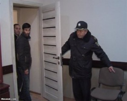  Keçmiş məhkum axtarışda ola-ola bir neçə ev yardı 