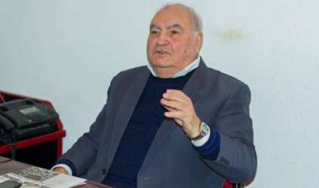 Keçmiş baş nazir manatın "batmaması" üçün təklif verdi