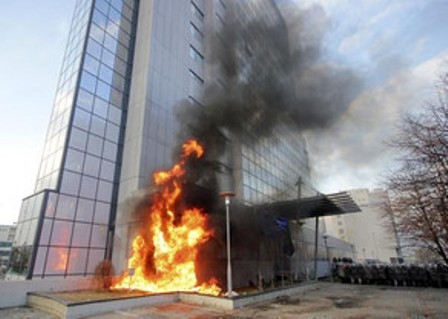  Nümayişçilər hökumət binasını yandırıblar  