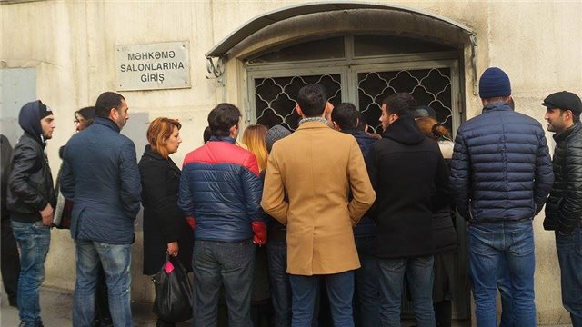 Öldürülən jurnalistin işi üzrə məhkəmə qalmaqalla başladı