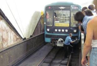 Bakı metrosunda intihar - özünü qatarın altına atdı