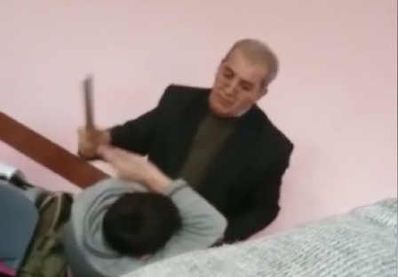 Azərbaycanda müəllim şagirdi amansızcasına döyüb - Video 