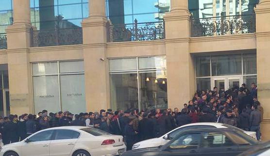 "AzərTürkBank"ın qarşısında dollar alanların növbəsi - FOTO