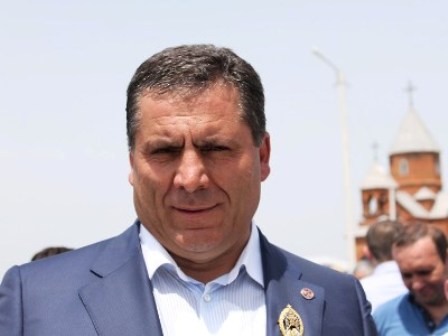 Ermənistanda qubernatorun evini yardılar 