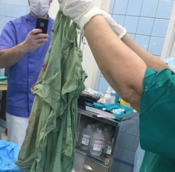 Doğuşu qəbul edən həkimdən səhv – Mələfəni unutdu